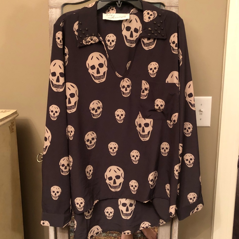 Grey Skull Print Hi-Lo Top with Metal Detail